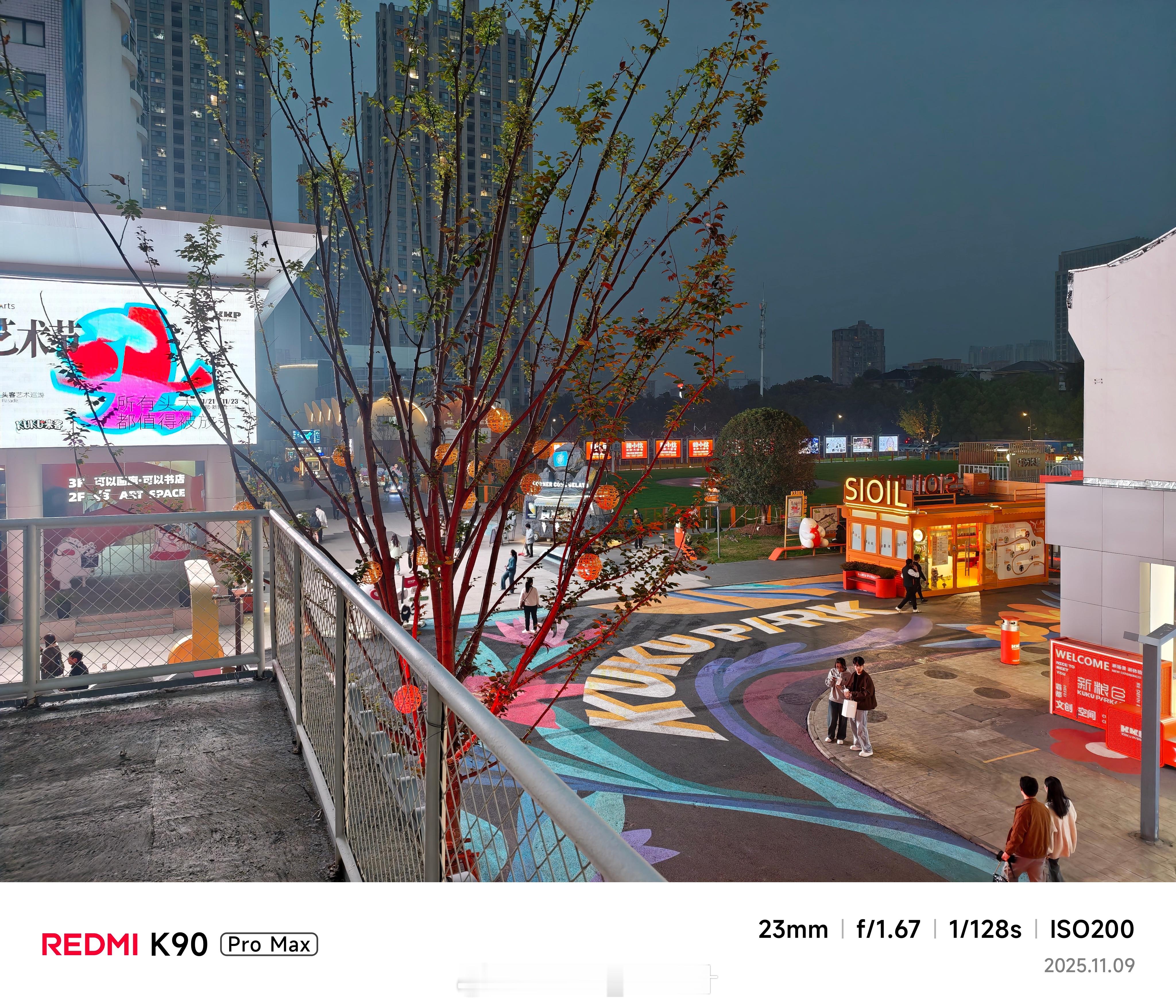 转了两个小时，发现合肥真是没有适合人文扫街的地方，想拍相对高级点/人多的地方却又