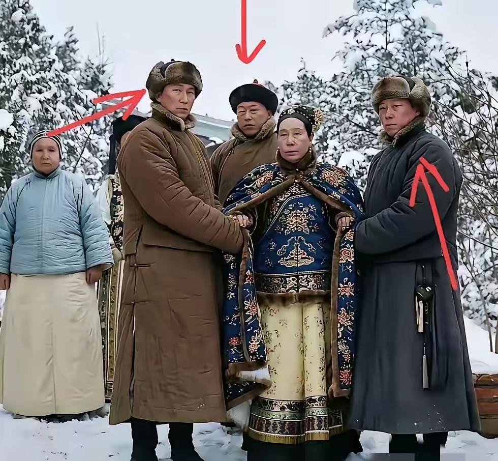 慈禧太后身边的护卫个个生得人高马大，往那里一站，便如铜浇铁铸的金刚一般，稳稳守住