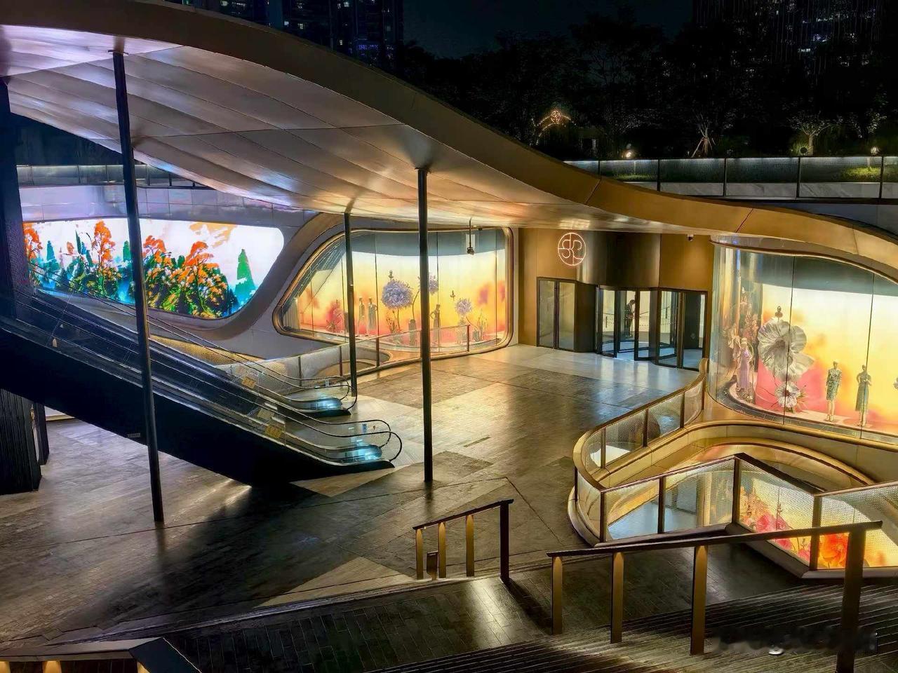今年成都迷人夜景的爆款：烫金地段的成都SKP。图文原创：雾中花夏日生活打卡季