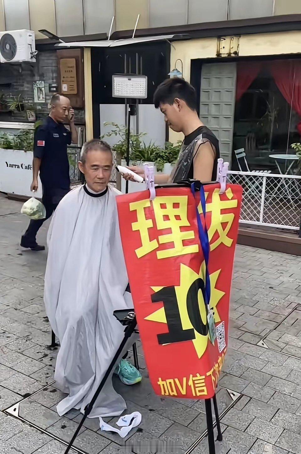 有网友偶遇王石在大梅沙街边剪发