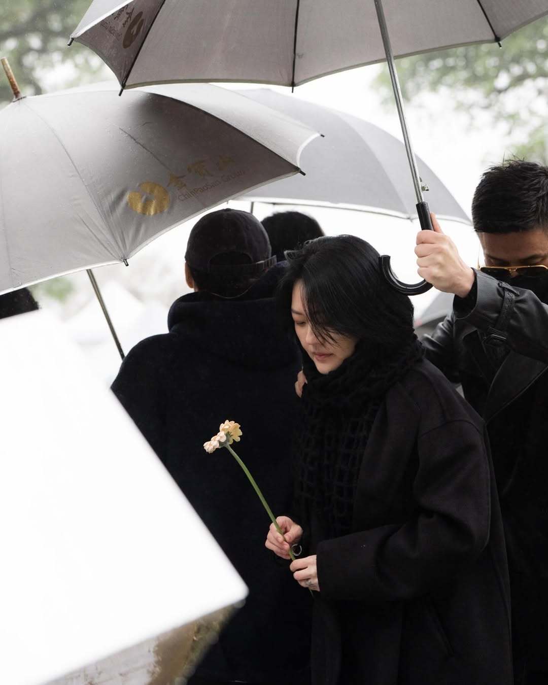 完成仪式后，小S率先上台致词，感谢一路陪伴在身边的姐妹们，并邀请台下众人一同分享