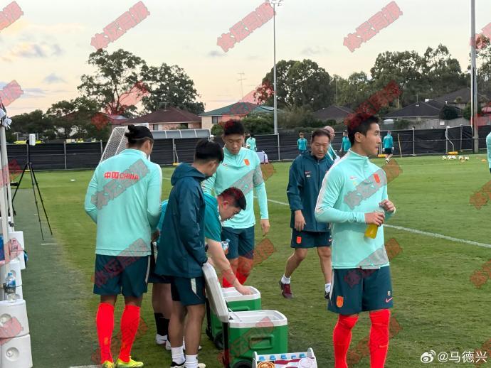 邵佳一带领国脚温故知新 当地时间3月24日傍晚17点，中国男足前往悉尼瓦伦汀