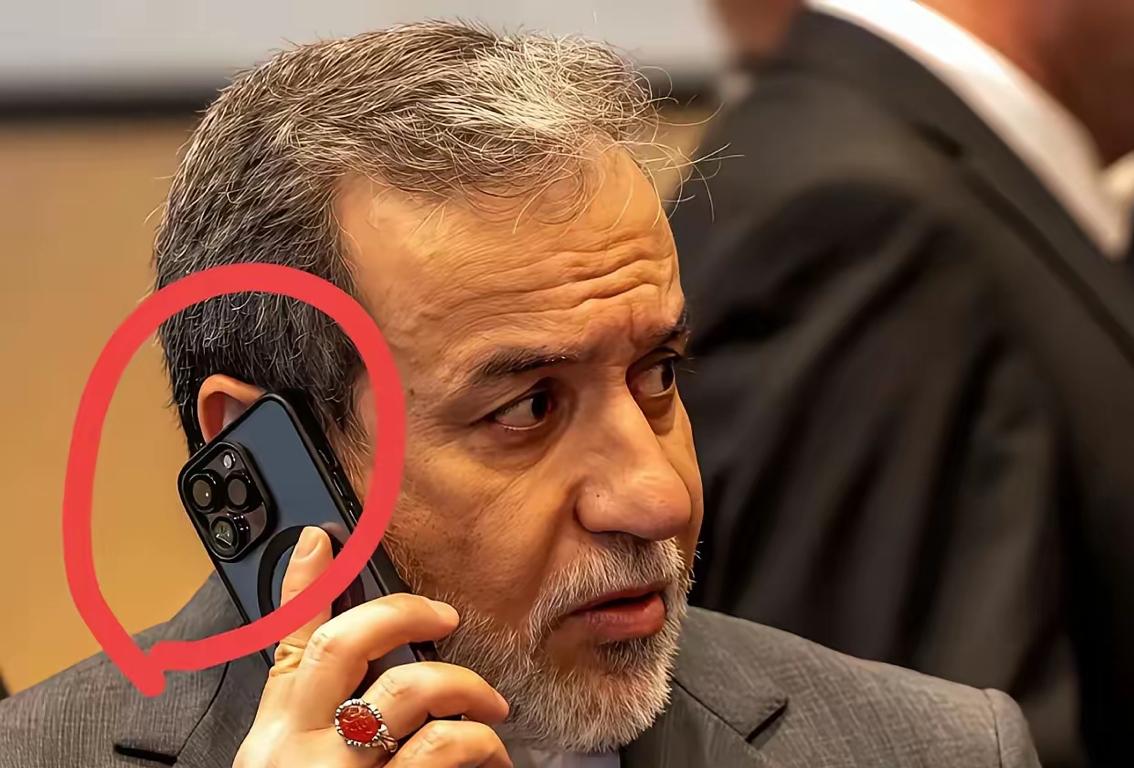 伊朗外长阿卜杜拉希扬通话的画面里，那台iPhonePro格外扎眼。这事太有意