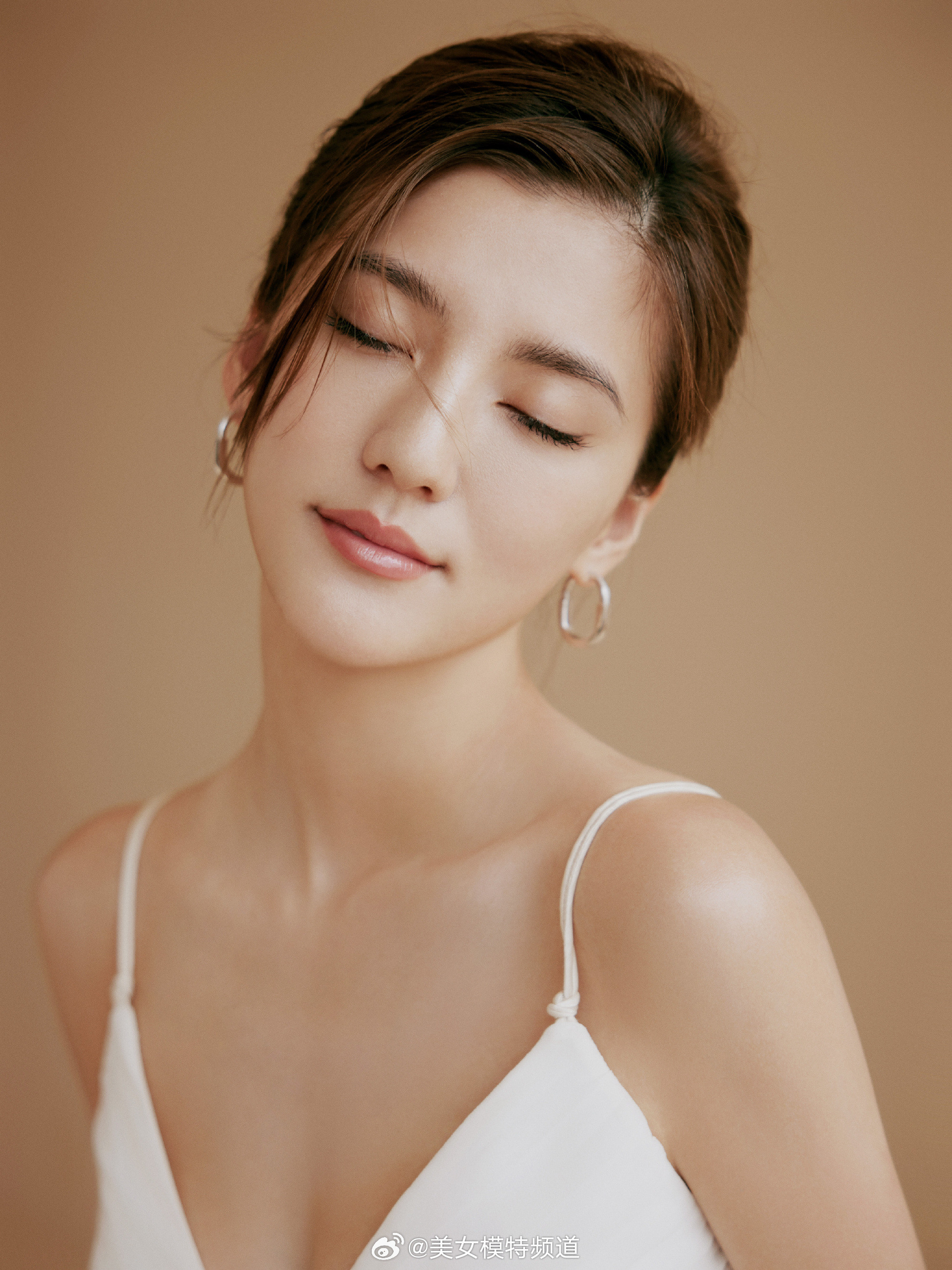 吴千语纯白素履尽显雅致