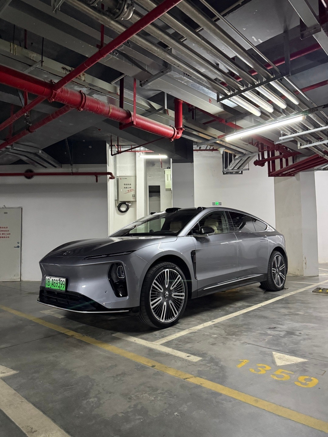 地库里看到邻居的蔚来et9，最开始看到没啥太大的感觉，现在看下来是越看越耐看，