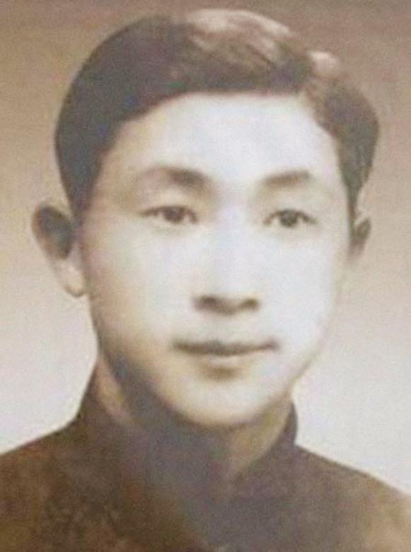 1947年，地下党洪任明在火车站旁看到了战友，对方却无视了他，将视线移向别处。突