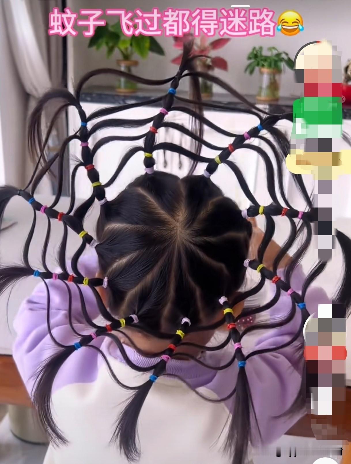 第一次，看到这么有创意的发型！而且，还是一个十几岁的哥哥，给妹妹编的！这个哥