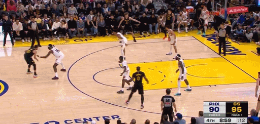 三分穿心！追梦不在库里真舒坦！在今天NBA常规赛勇士对阵太阳的第四节比赛中，库