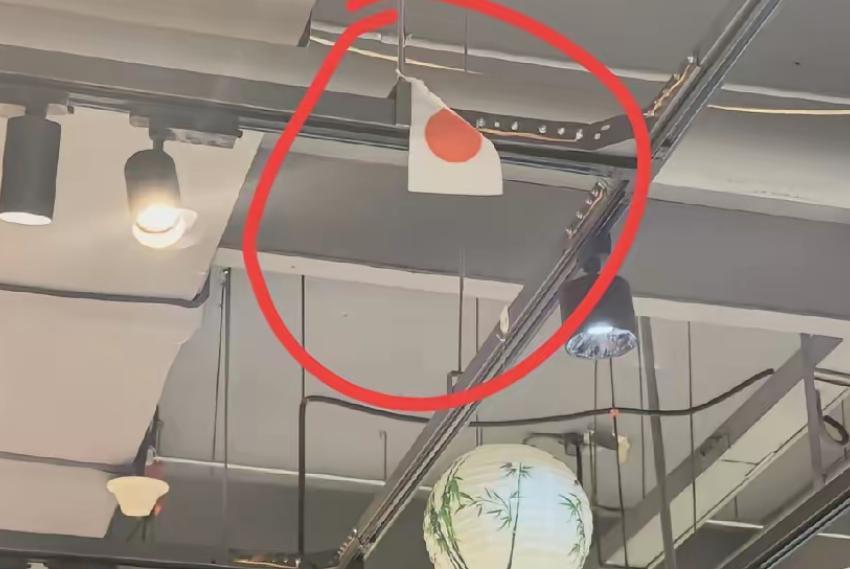逛超市，女儿一眼看见顶上挂着日本国旗，当场就问我为啥挂这个，妈妈无言以对，打电话
