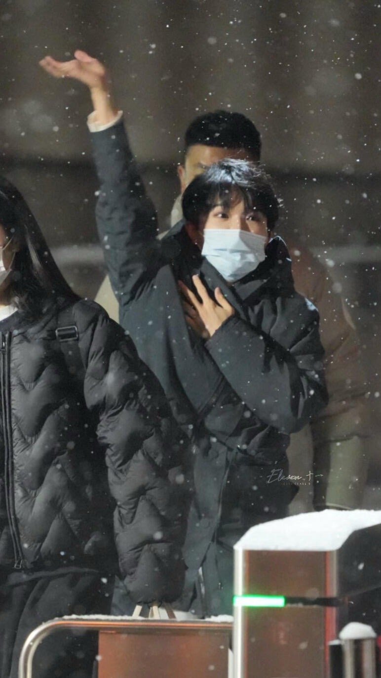 周深初雪路透当春晚彩排遇上京城初雪，周深挥手一笑的瞬间，仿佛把“瑞雪兆丰年”唱