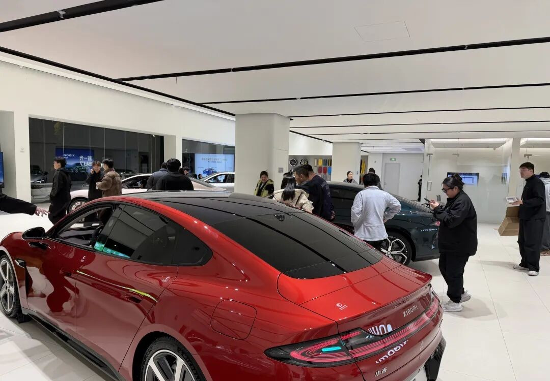 上海交付中心晚上八点人还很多，不是周末，也没啥促销，但大家围着新车问个不停。小