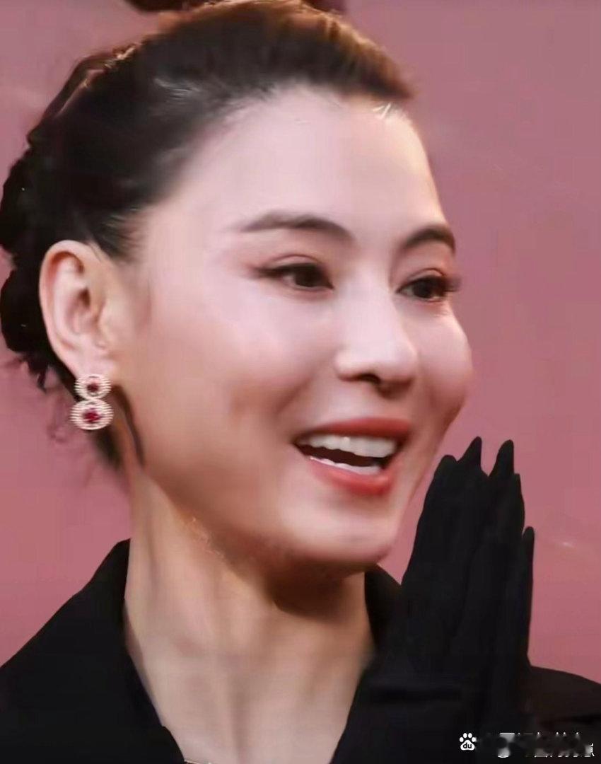 46岁的张柏芝直面高清镜头，五官精致依旧出众，绝佳容颜依旧经得起近距离考究。