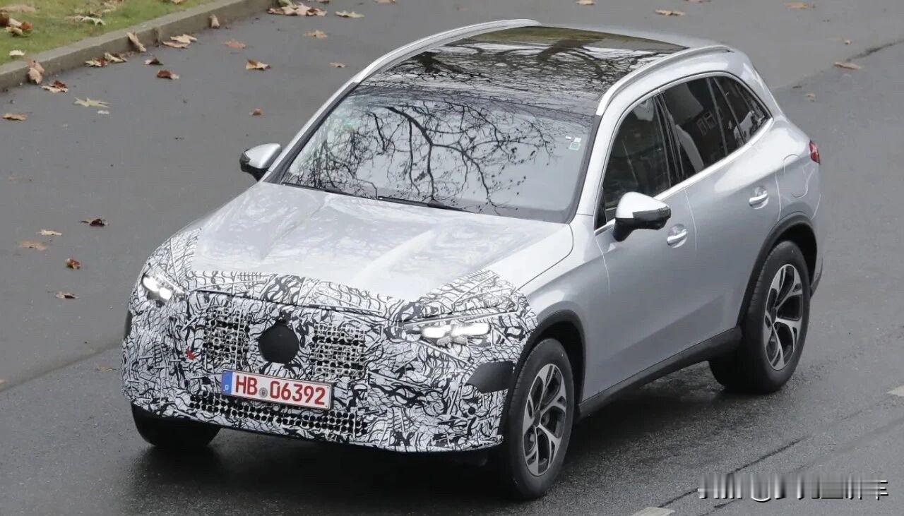 新款奔驰GLC曝光，三叉星徽大灯上身，内饰变化细微，预计仍搭载2.0T+48V轻