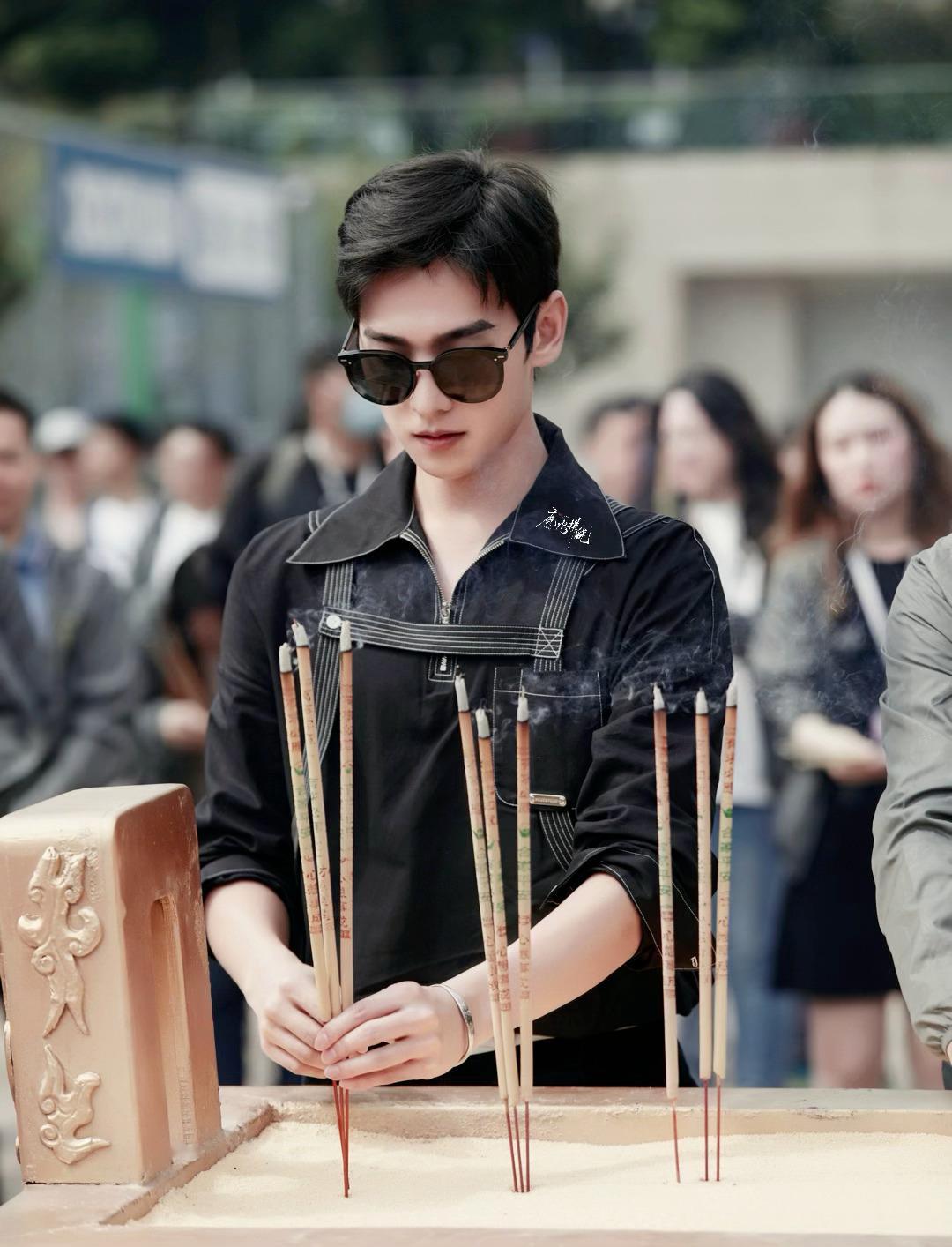 调了个色📷在我点高香敬神明这个赛道还得是杨洋，高干就应该如此松弛而又虔诚。--