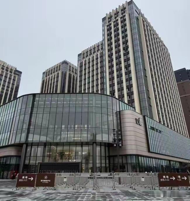 胖东来今年能在郑州顺利开业，丹尼斯是一道坎。丹尼斯作为郑州商超扛把子，