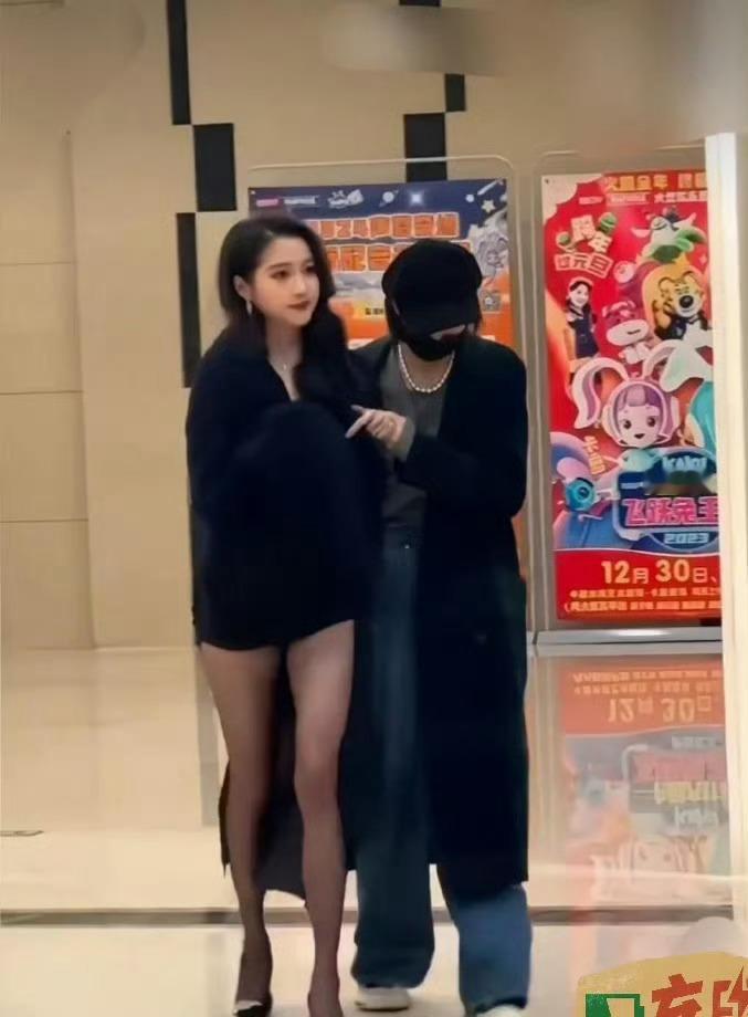 关晓彤即使穿这么短的裙子，为什么也不会有人觉得她在擦边[思考]​​​