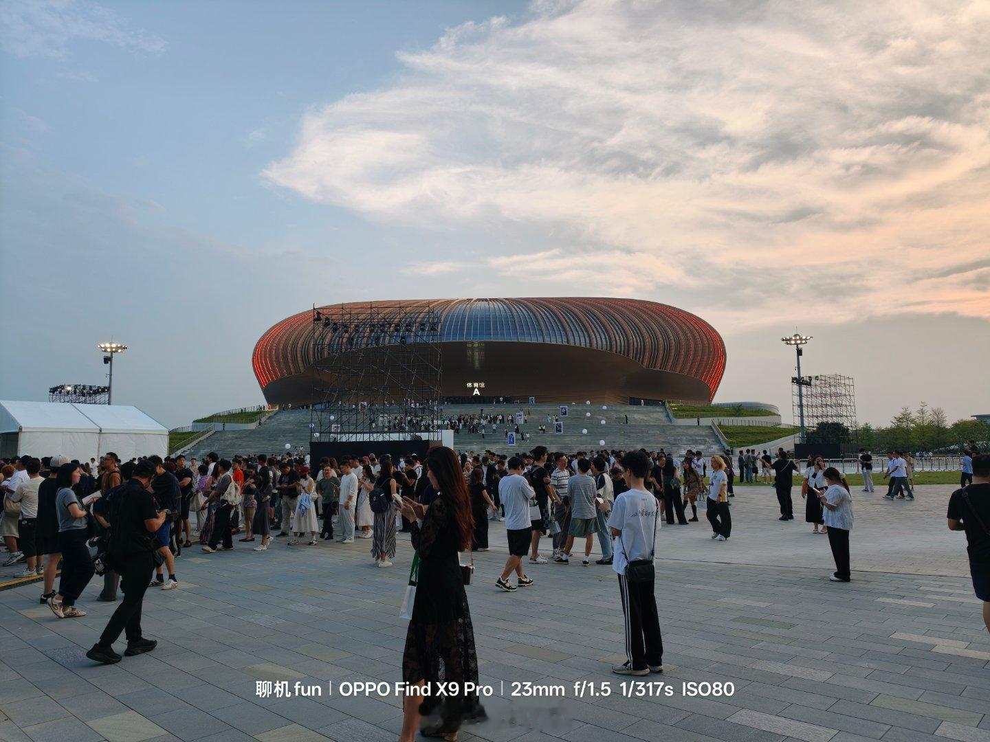 今晚是OPPOFindX10系列新品发布会。见证三2亿的全焦段8K电影机吧。