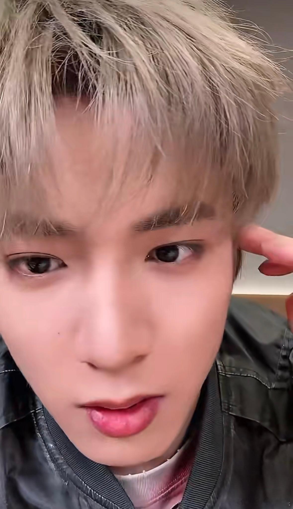 刘耀文不打耳洞的原因原来不打耳洞的原因是怕痛，文哥看着凶，还是小孩心态