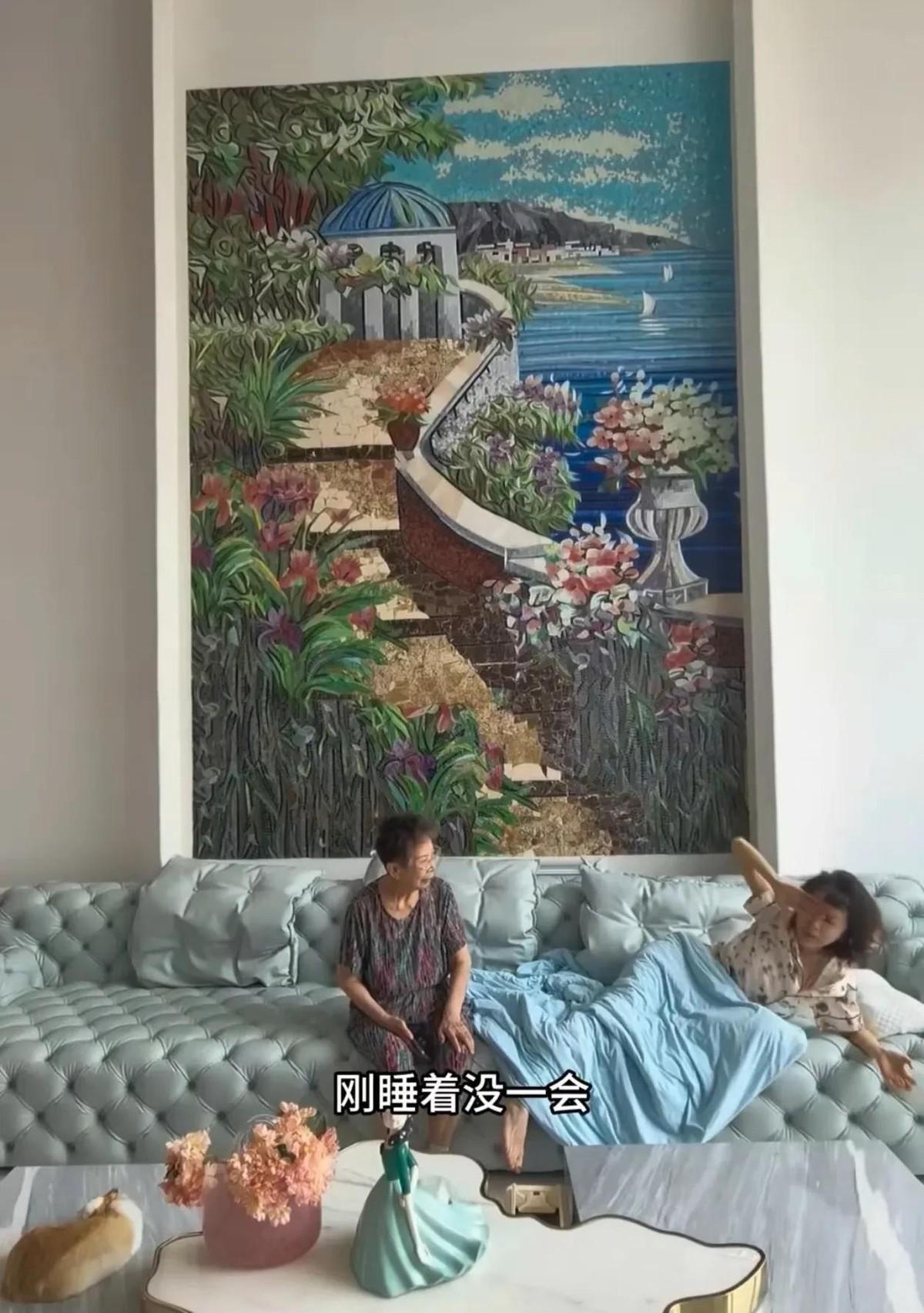 金巧巧晒个豪宅日常，结果全网拿着放大镜盯上了她家那幅巨幅画。这事儿跟咱们月薪几