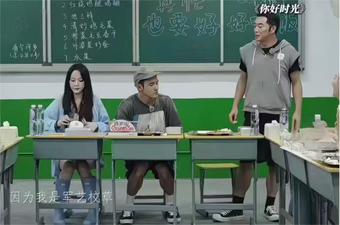 尼格买提：“你哪届？她哪届？”月亮姐姐：“我96（届），胡可姐94（届）。”