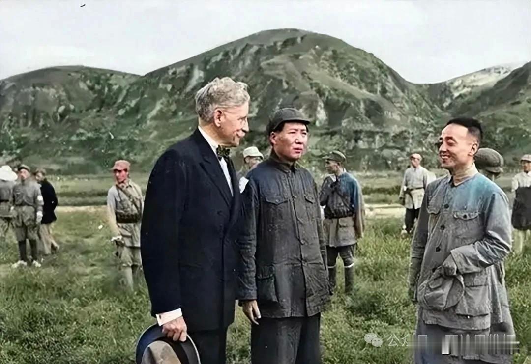这张上色历史照片拍摄于1945年延安，中间是毛泽东主席，左侧是美国驻华特使赫尔利