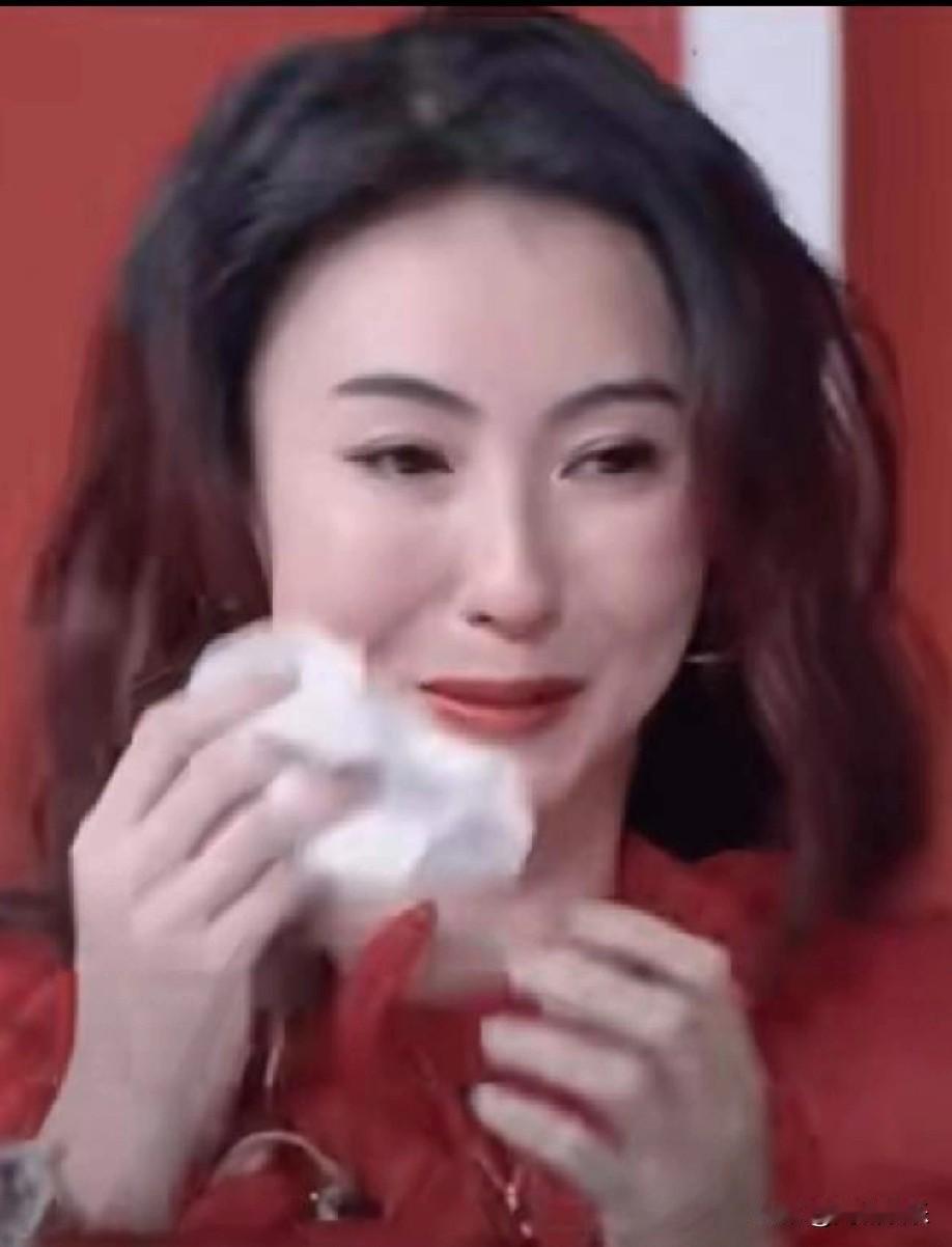 【谢霆锋儿子深夜举动全网泪崩！单亲家庭走出的少年把守护刻进DNA】18岁的