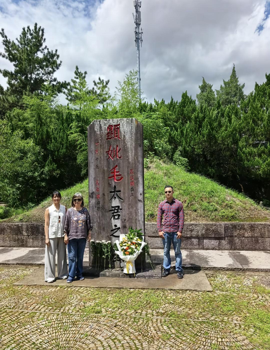 蒋家第三代儿媳方智怡带着儿子蒋友青和儿媳回到溪口老家祭祖，这是三人站在蒋经国生母