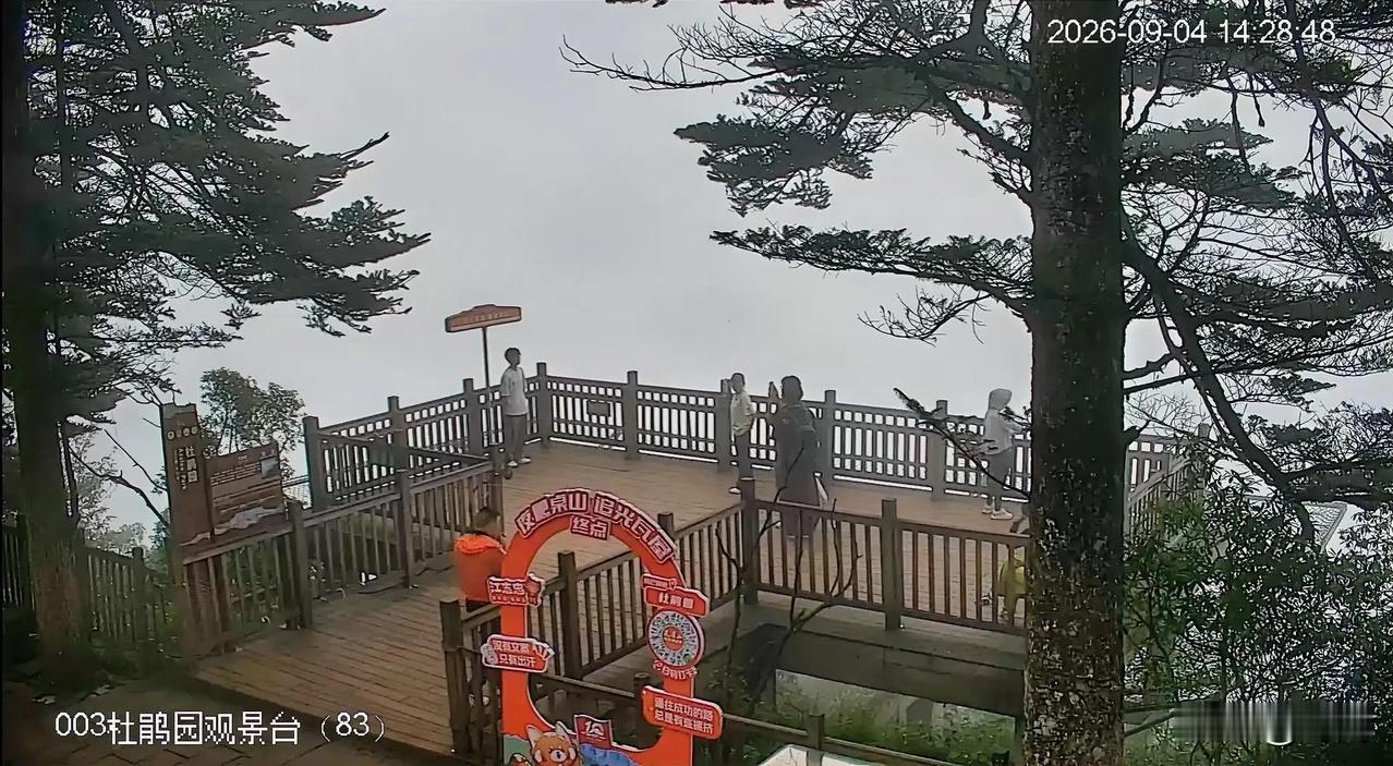 瓦屋山登山赏景，一定要选好时间，否则就是白茫茫啥都看不到，不止是季节，更重要的是