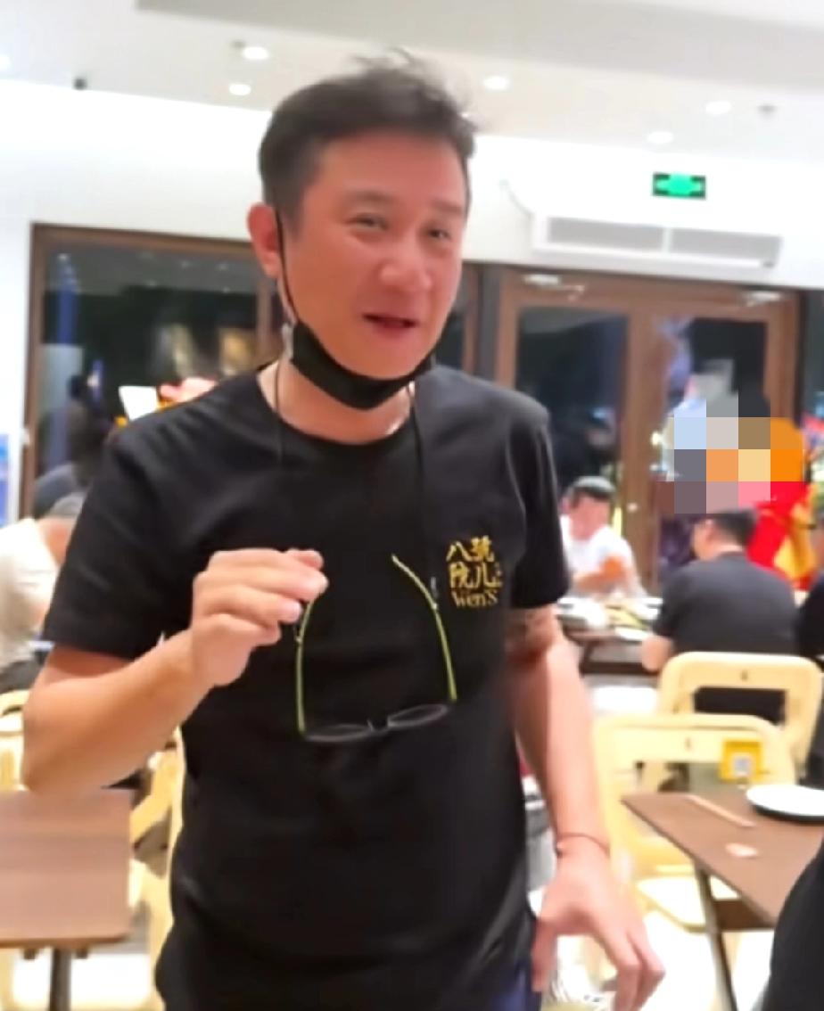 演员文章突然转行开饭店了，他在上海开了一家陕西风味餐厅，文章亲自在店里热情迎客，