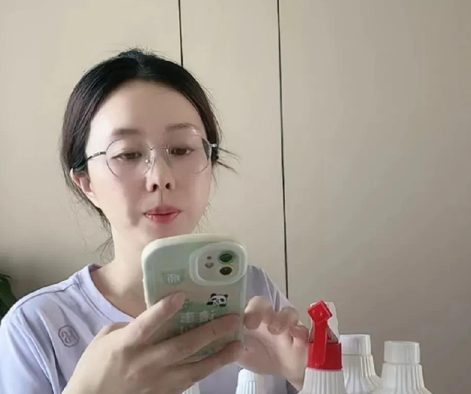 田静最近直播，有网友指责他们不孝敬亲生父母。她听了大为恼怒狂怼网友。你们给婆