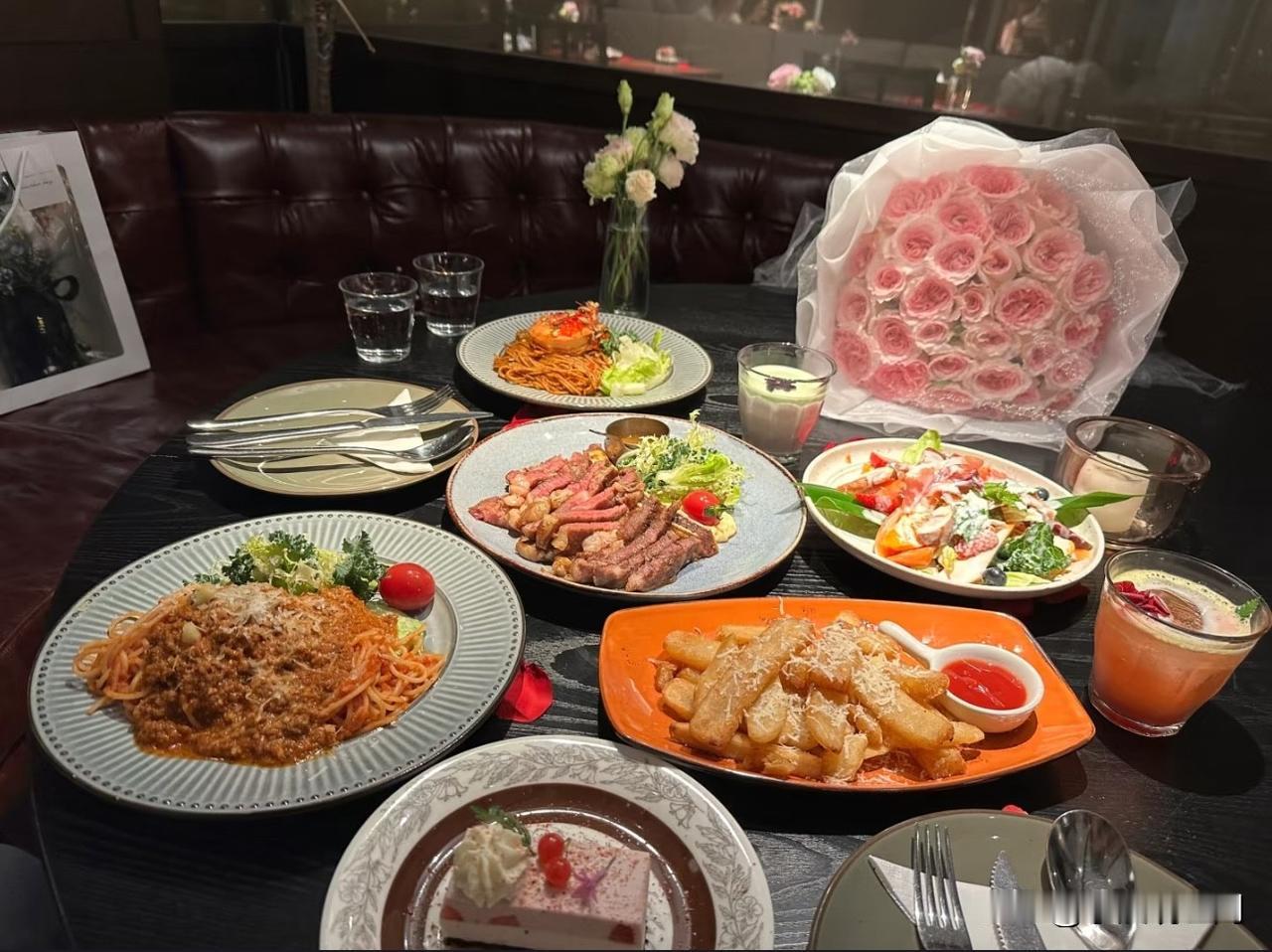 现如今小年轻谈个恋爱真是越来越费钱咯！我家那25岁的儿子前阵子经人介绍认识了一