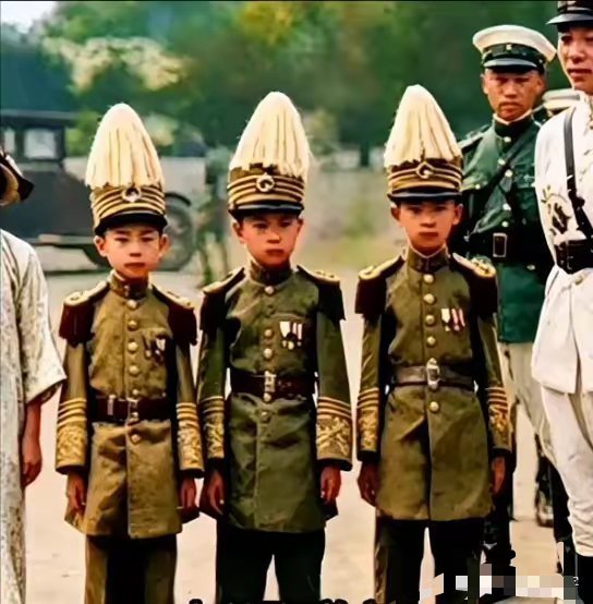 这张老照片定格了张家三位公子的少时模样。这是1927年张学良与原配于凤至的三个儿