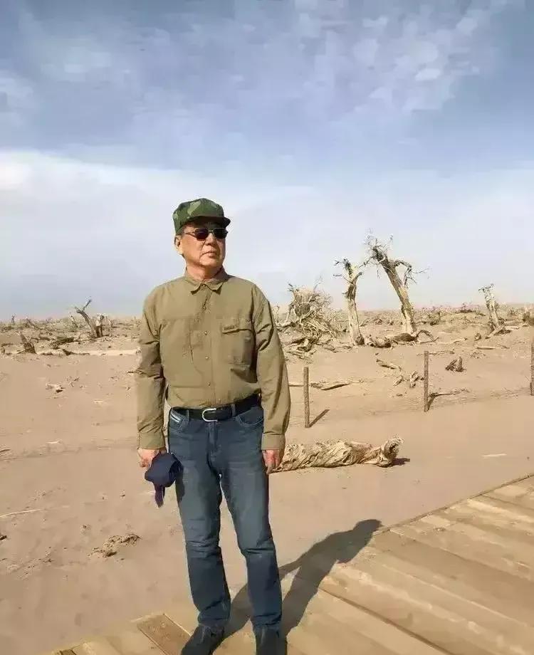 最近网上流传的一组照片让不少人愣住了。照片里的人站在戈壁滩上，穿着冲锋衣，皮