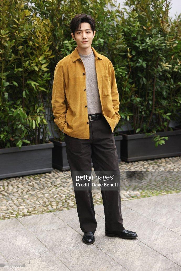 肖战看秀G社生图状态肖战怕热体质肖战怕热体质，谁懂这个战战坐下没一会就开始擦