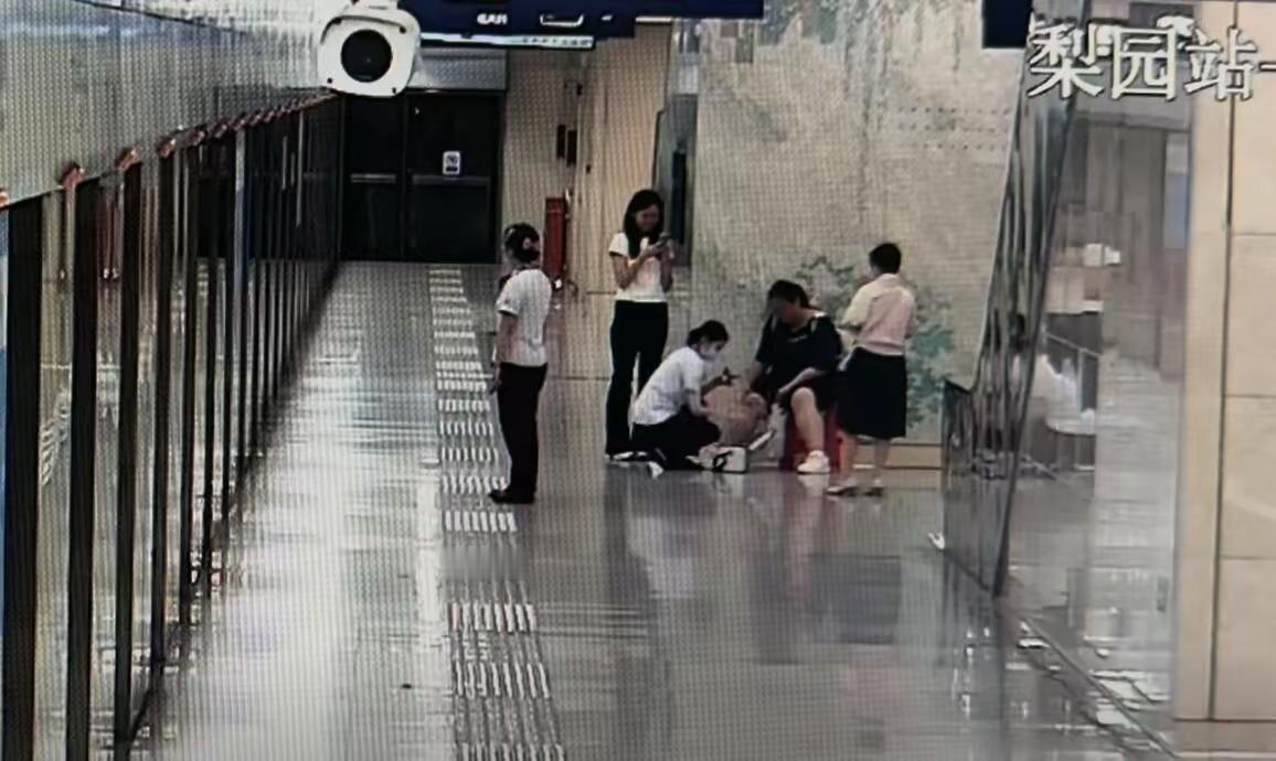 两个东北姑娘说“不用了”，武汉地铁工作人员没听。辽宁两个大二女生来武汉玩，骑车摔了，腿上鲜血直流。走