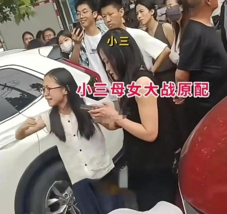 河北永年街头夫妻出轨闹剧：红车争夺战揭开畸形家庭关系6月15日下午，河北永年建