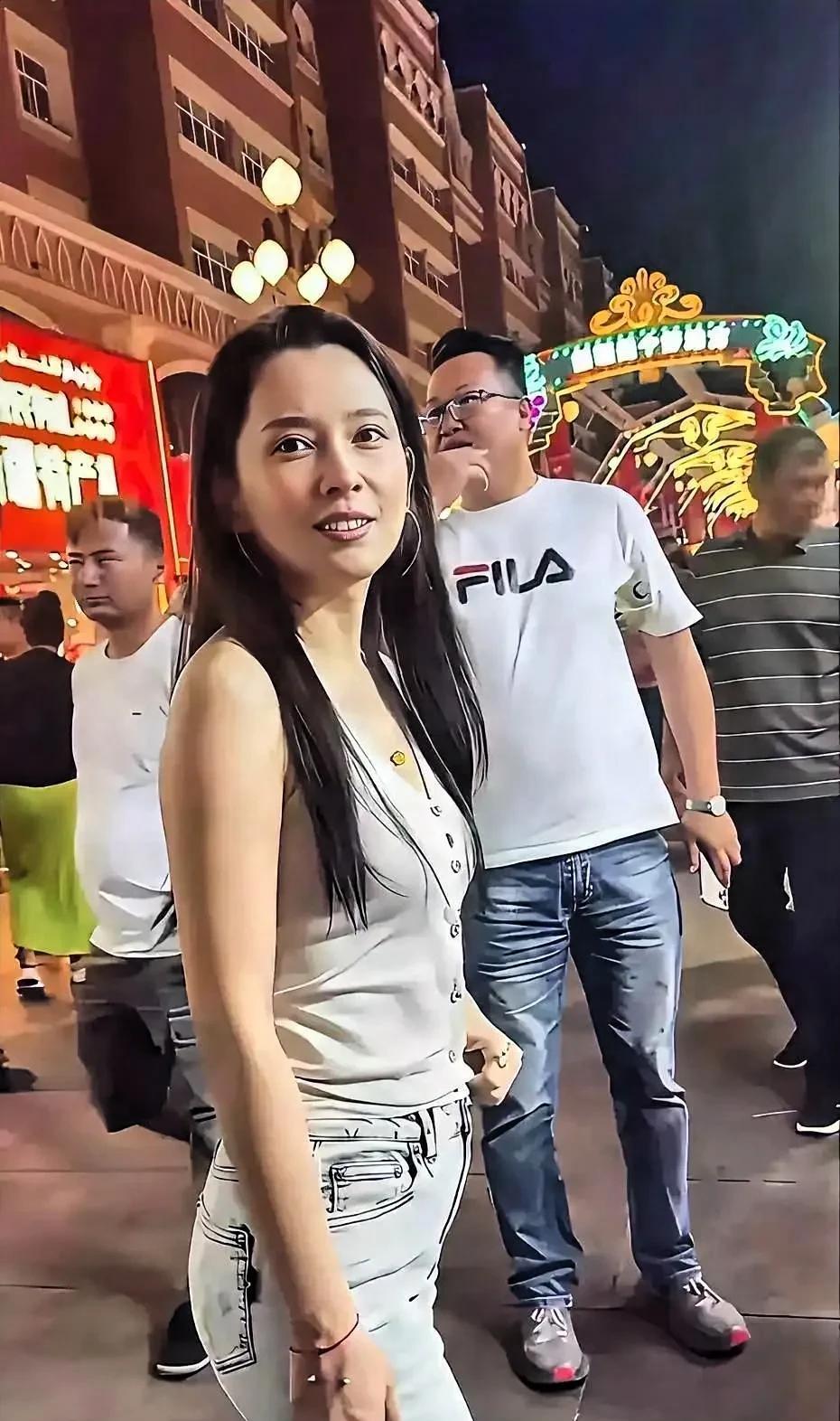 歌手汪峰的女朋友森林北，虽然是素颜出镜，但依然掩盖不住她那独特的气材，与完美身材