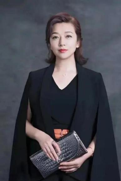 ☁演员江珊说：“当年我跟高曙光离婚后，在工作时又遇到了小9岁的靳东，靳东他