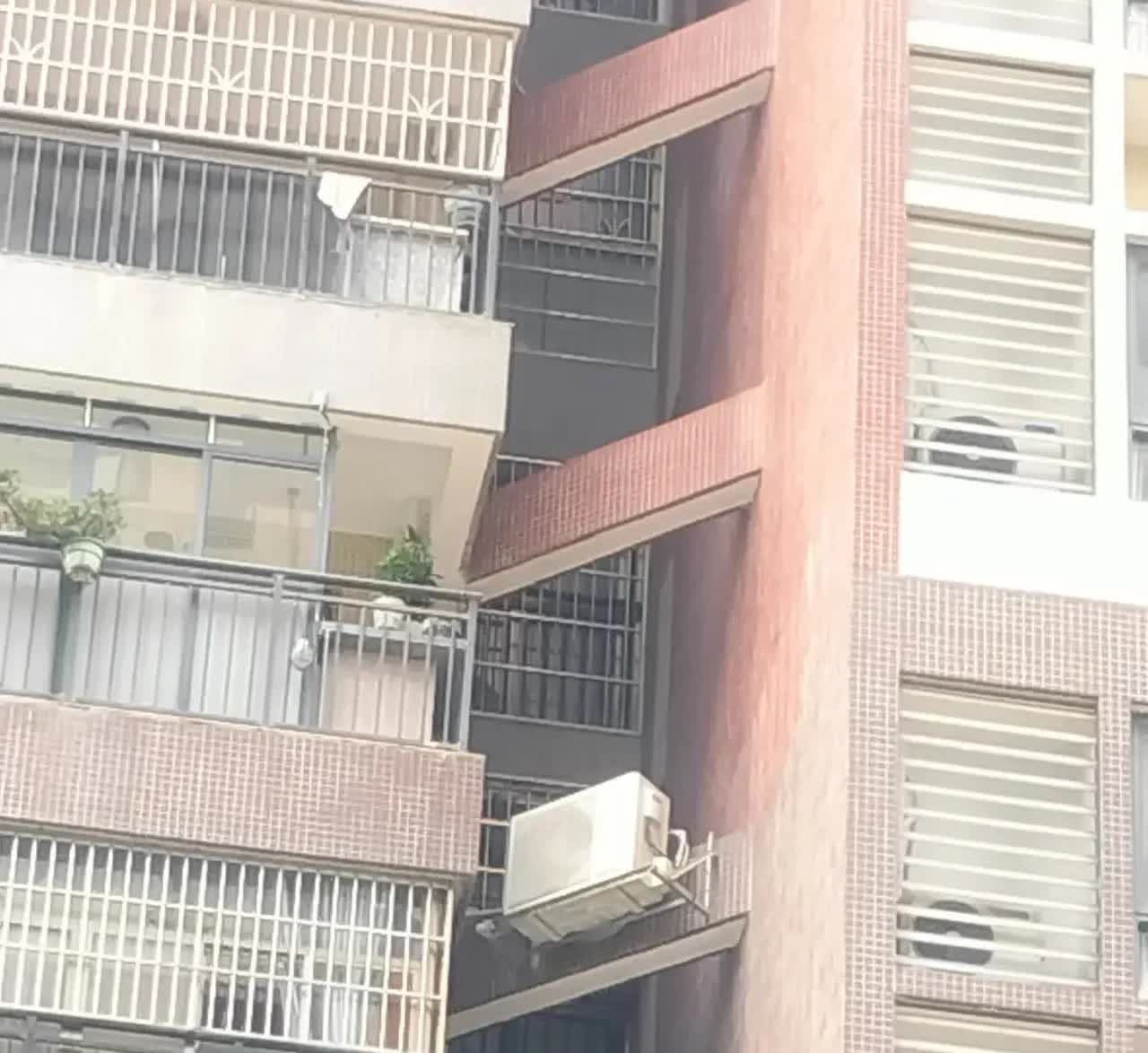 广西，一名女子家的空调出现了问题，于是叫了售后的维修师傅过来检查，师傅检查后，说