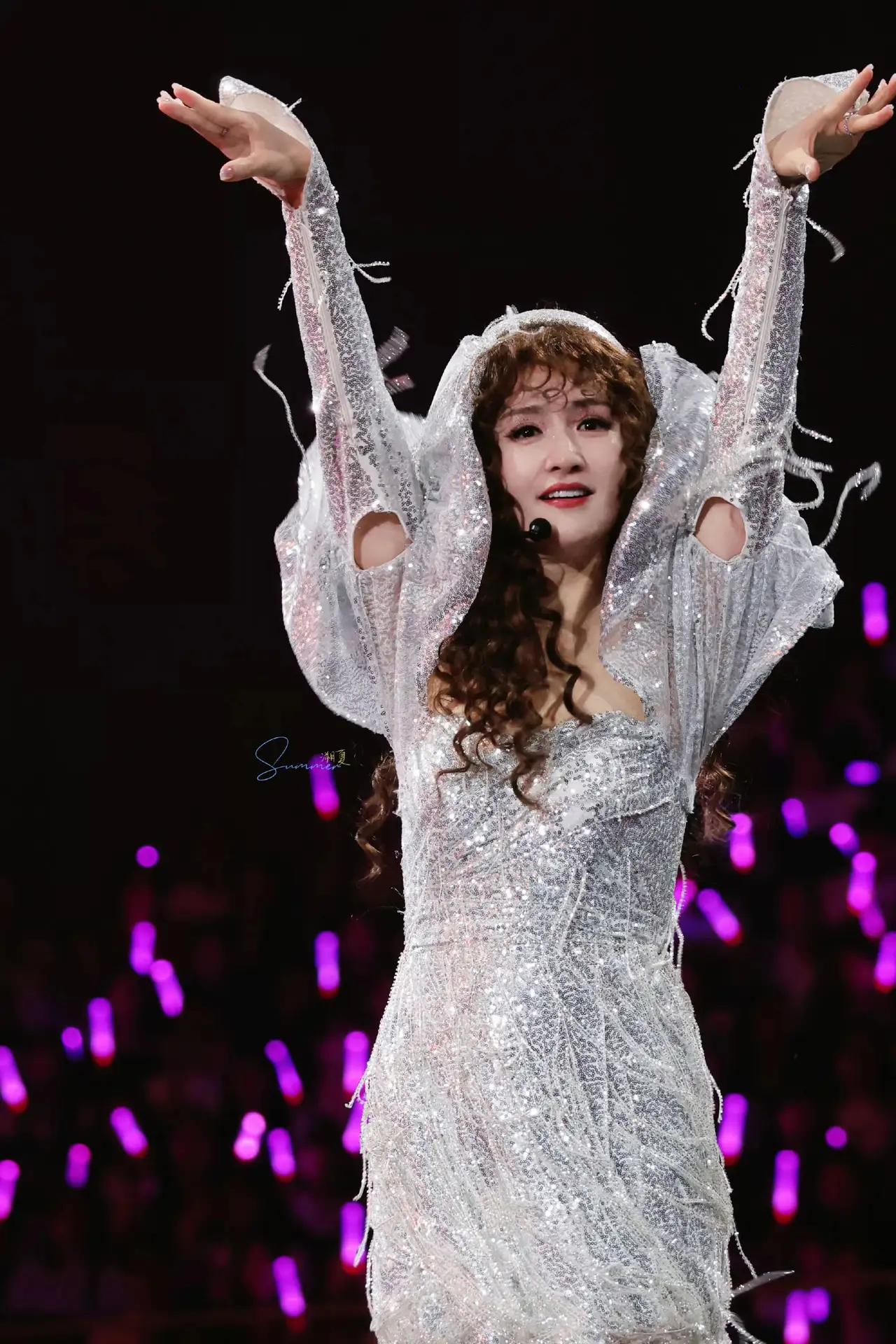 谢娜这场演唱会，与其说是演出，不如说是内娱人情世故大型展览。台上唱到跑调，