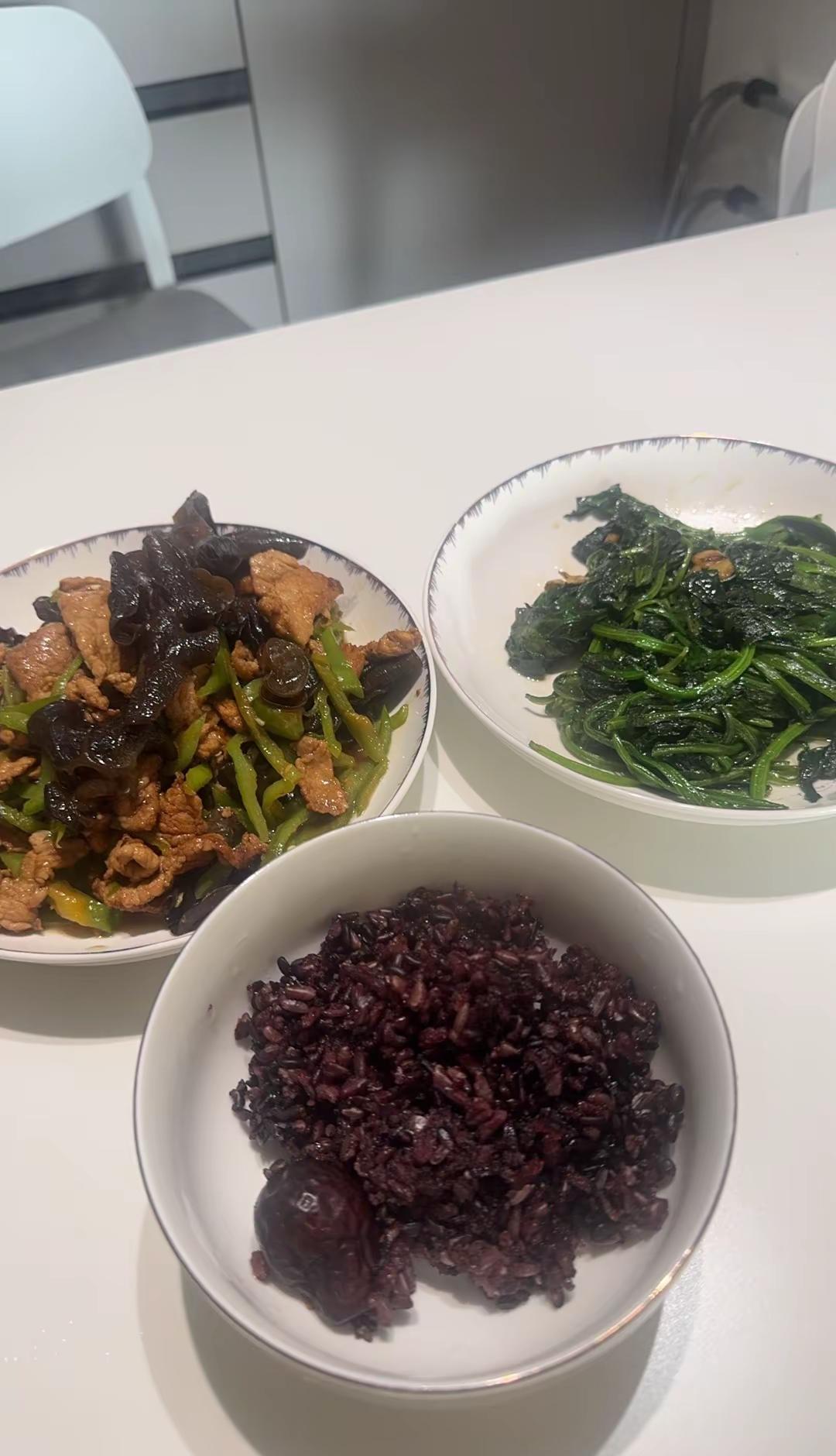 半碗糙米，一盘菠菜，半盘辣椒炒肉——这饭量，真叫大？糙米泡过电饭锅，GABA翻