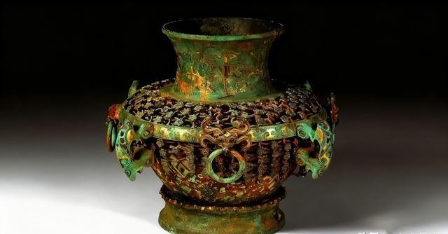 1982年的一天，江苏盱眙南窑庄的万家三兄弟和村民清理水渠时，竟从污黑的淤泥里，