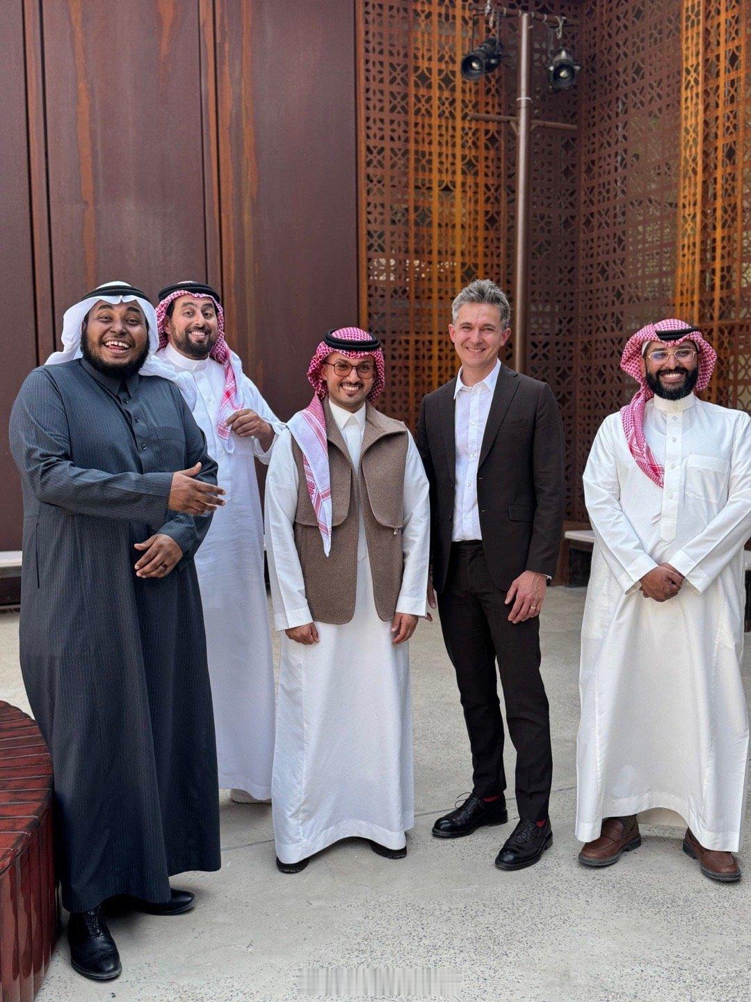 威廉王子2026年2月11日，威廉王储在沙特阿拉伯埃尔奥拉的设计中心会见那些