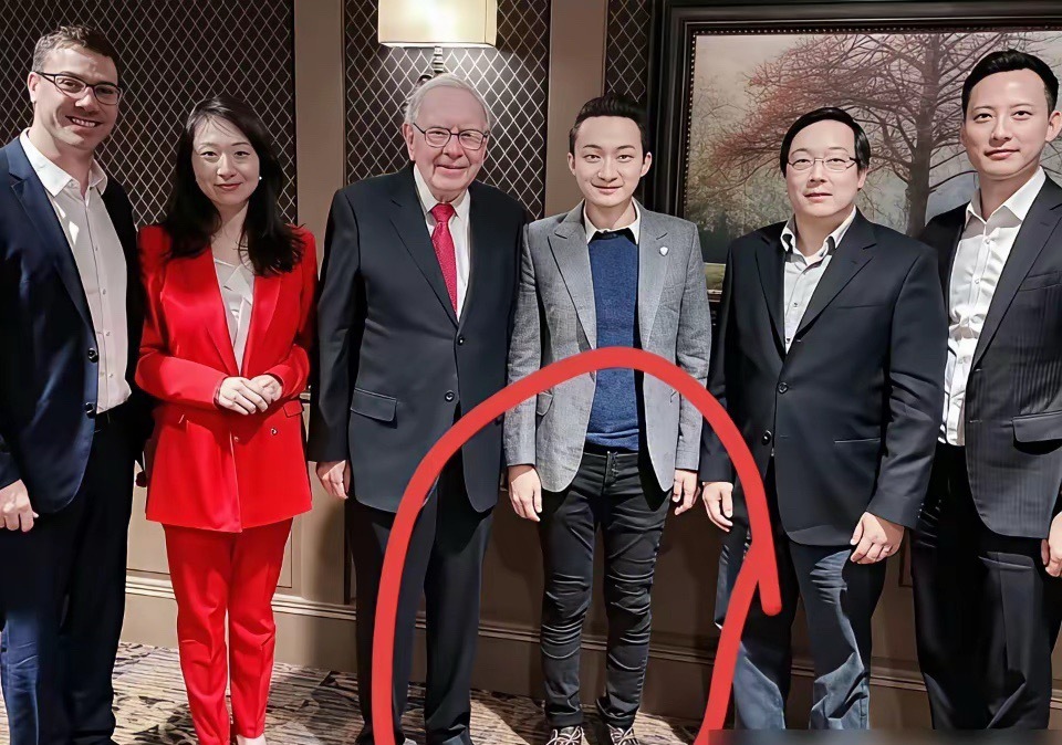 孙宇晨花三千多万请客吃饭的男人，落座时大腿上竟然勒着一条廉价紧身裤。​​​