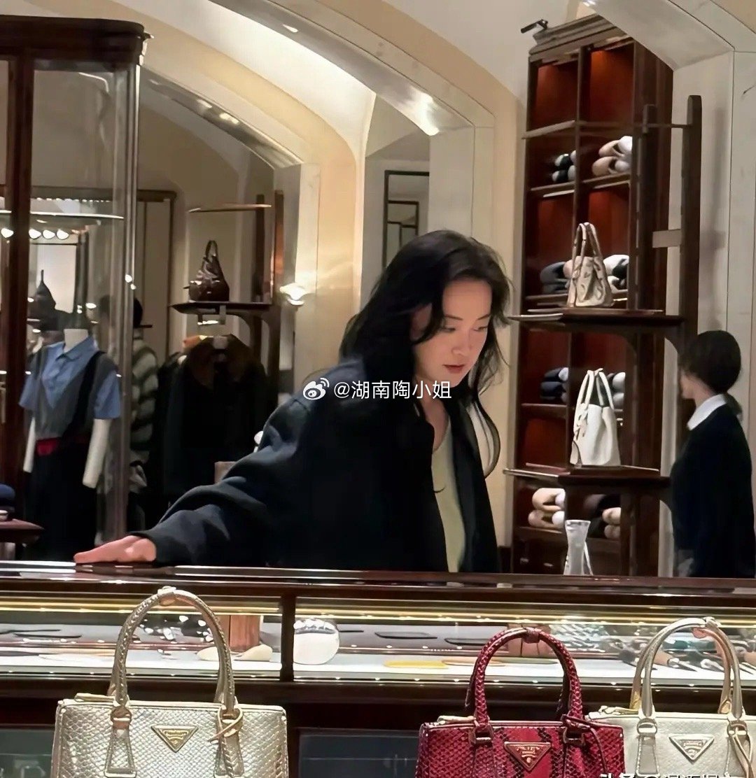 刷到贾玲在意大利购物，很多网友感叹彼时的贾玲非那时的贾玲了。以前胖嘟嘟的她，说话