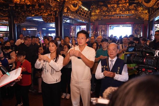 春节过后，蓝绿白新北选战布局成热门焦点，而台湾民众党主席黄国昌春节拜票行程就遇到