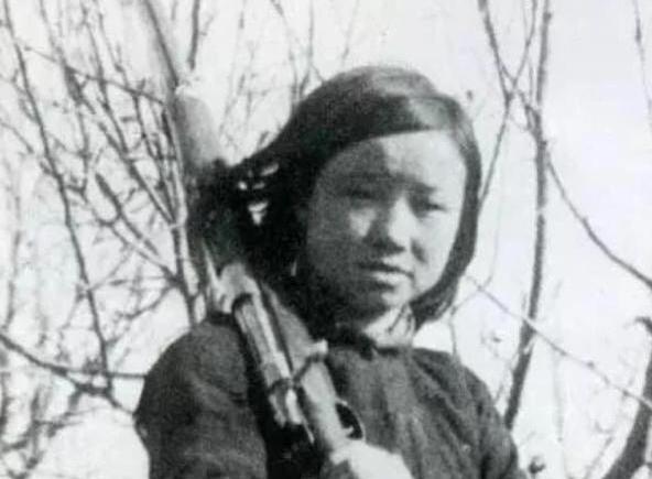 泥土埋到胸口，18岁的陈秀菊闭上了眼睛。日伪军突然喊停，把她重新挖了出来——这才