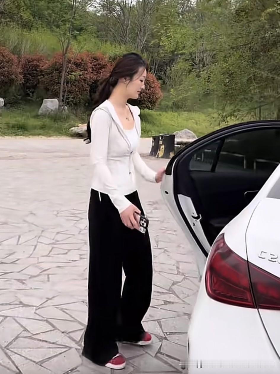 陈亚男今天发了一个视频，展示自己的穿搭，同时还晒出自己的爱车，一辆奔驰c260。