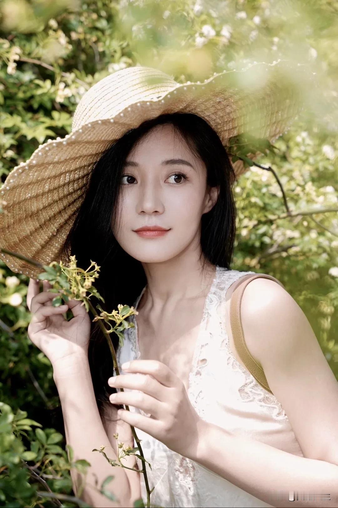 隐匿于世外桃源的古村落村内保存着大量明清时期的夯土建筑错落有致排列山坡漫