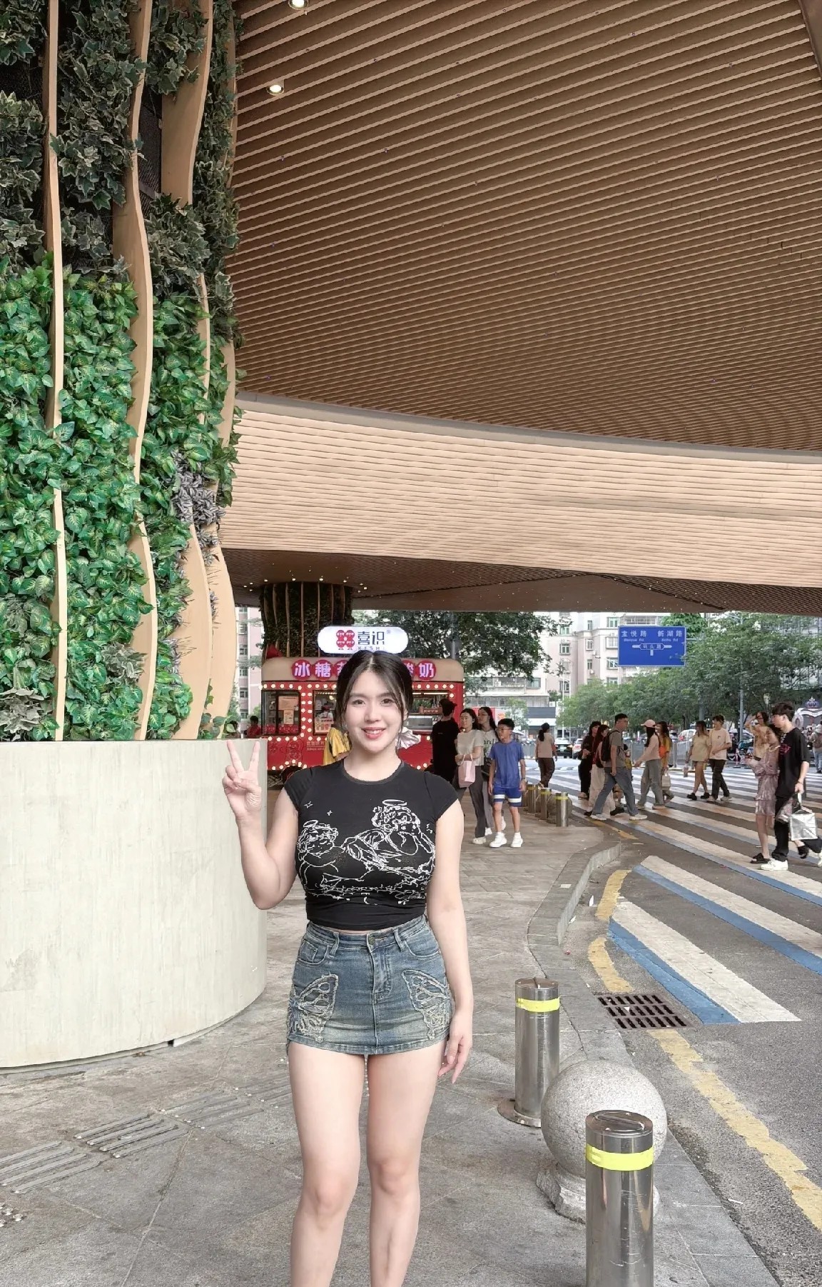 和单位新来的女同事趁着年假出去逛一逛，没想到她到哪都愿意拍照，各种姿势各种秀，真
